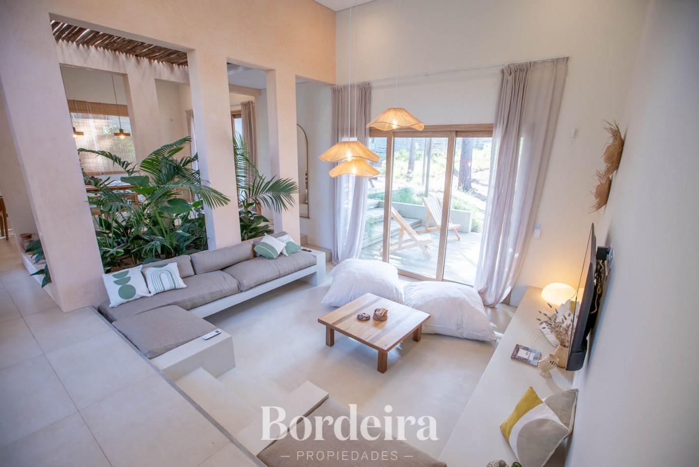 CASA EN VENTA EN PINAMAR ALAMOS - 4 AMBIENTES CON JARDIN, DECK Y EXCELENTE EQUIPAMIENTO