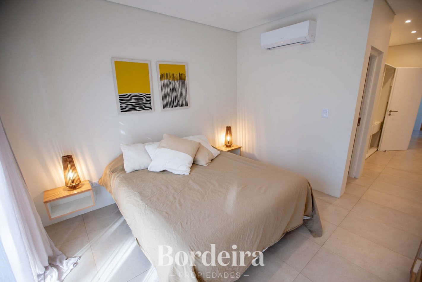 CASA EN VENTA EN PINAMAR ALAMOS - 4 AMBIENTES CON JARDIN, DECK Y EXCELENTE EQUIPAMIENTO