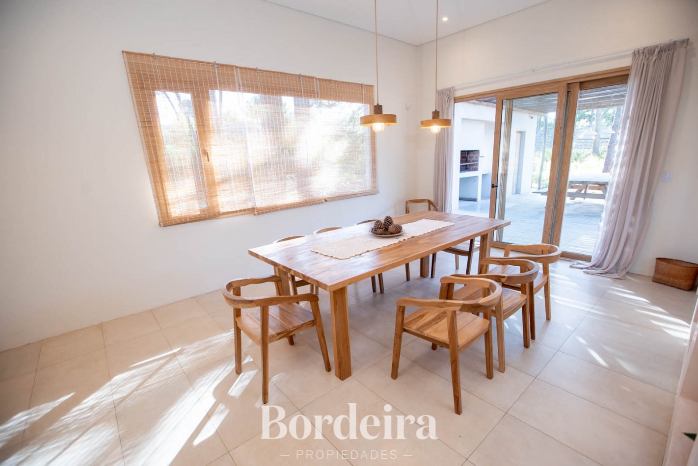 CASA EN VENTA EN PINAMAR ALAMOS - 4 AMBIENTES CON JARDIN, DECK Y EXCELENTE EQUIPAMIENTO