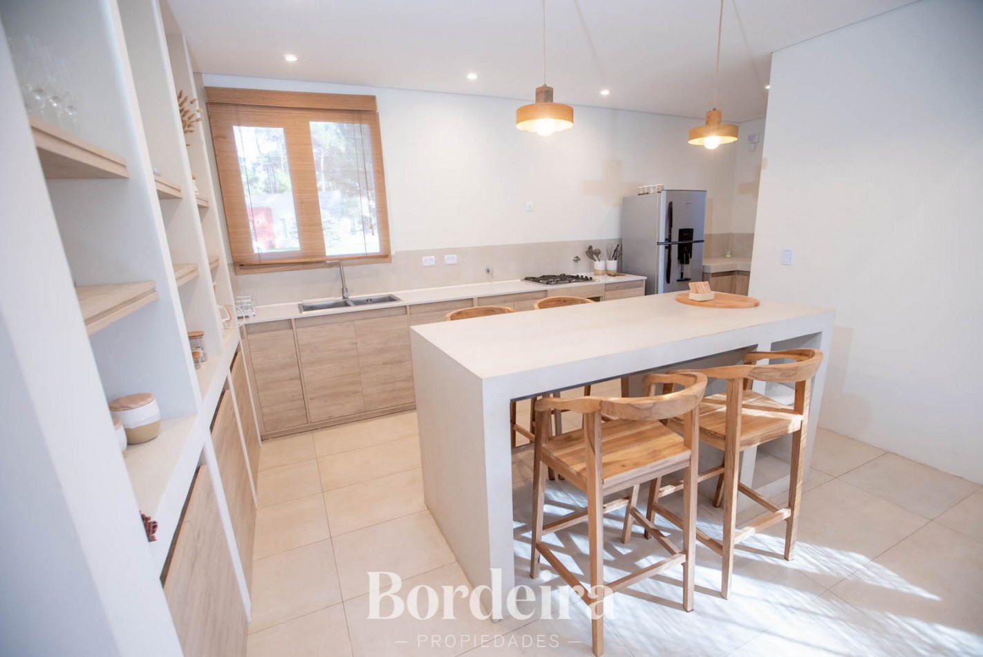 CASA EN VENTA EN PINAMAR ALAMOS - 4 AMBIENTES CON JARDIN, DECK Y EXCELENTE EQUIPAMIENTO