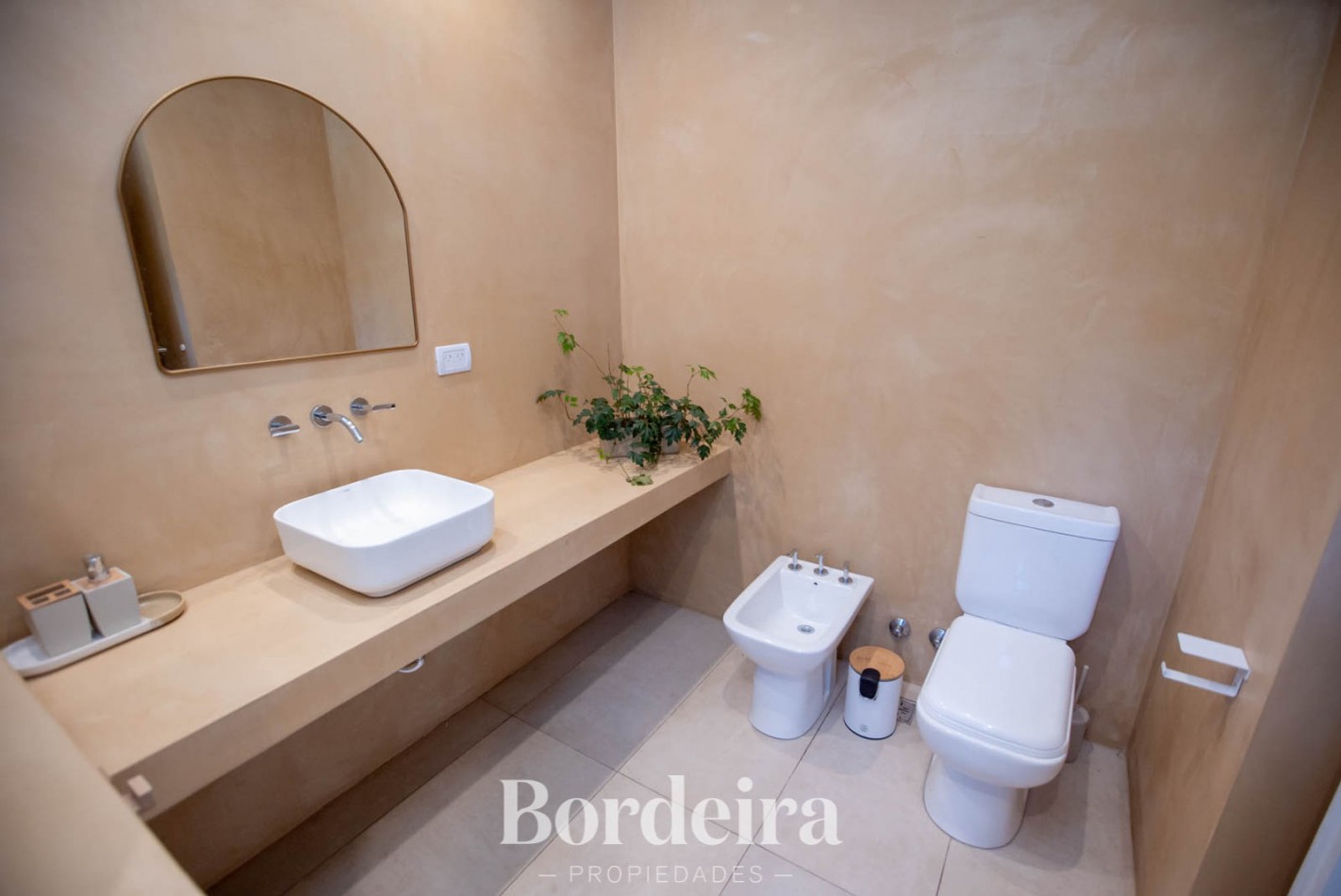 CASA EN VENTA EN PINAMAR ALAMOS - 4 AMBIENTES CON JARDIN, DECK Y EXCELENTE EQUIPAMIENTO