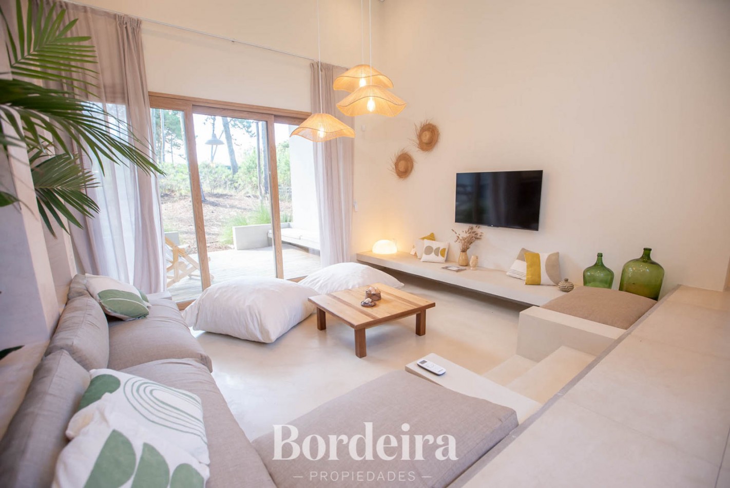 CASA EN VENTA EN PINAMAR ALAMOS - 4 AMBIENTES CON JARDIN, DECK Y EXCELENTE EQUIPAMIENTO