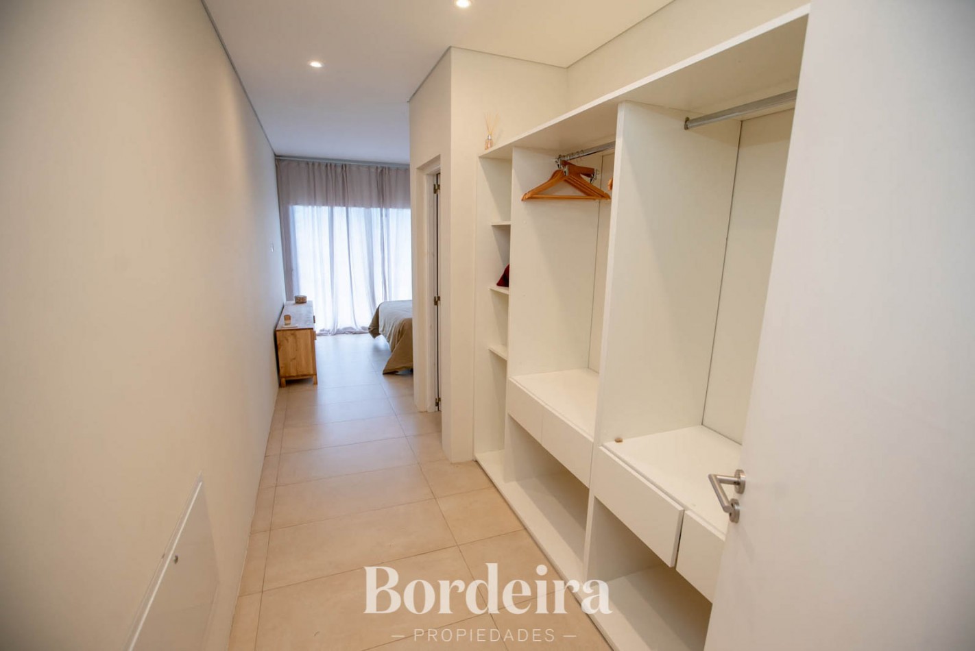 CASA EN VENTA EN PINAMAR ALAMOS - 4 AMBIENTES CON JARDIN, DECK Y EXCELENTE EQUIPAMIENTO