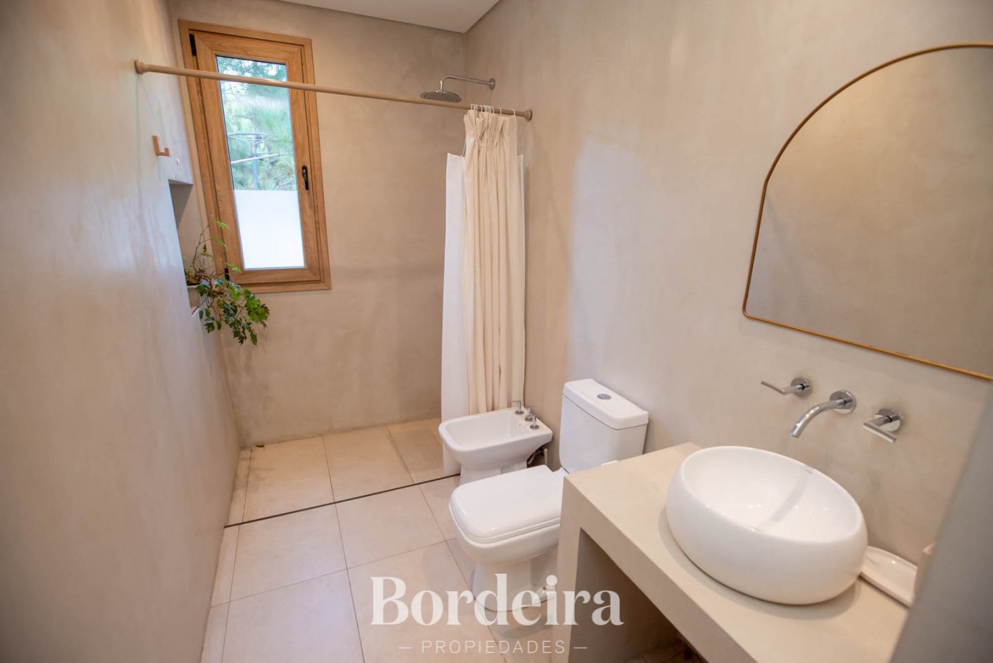 CASA EN VENTA EN PINAMAR ALAMOS - 4 AMBIENTES CON JARDIN, DECK Y EXCELENTE EQUIPAMIENTO