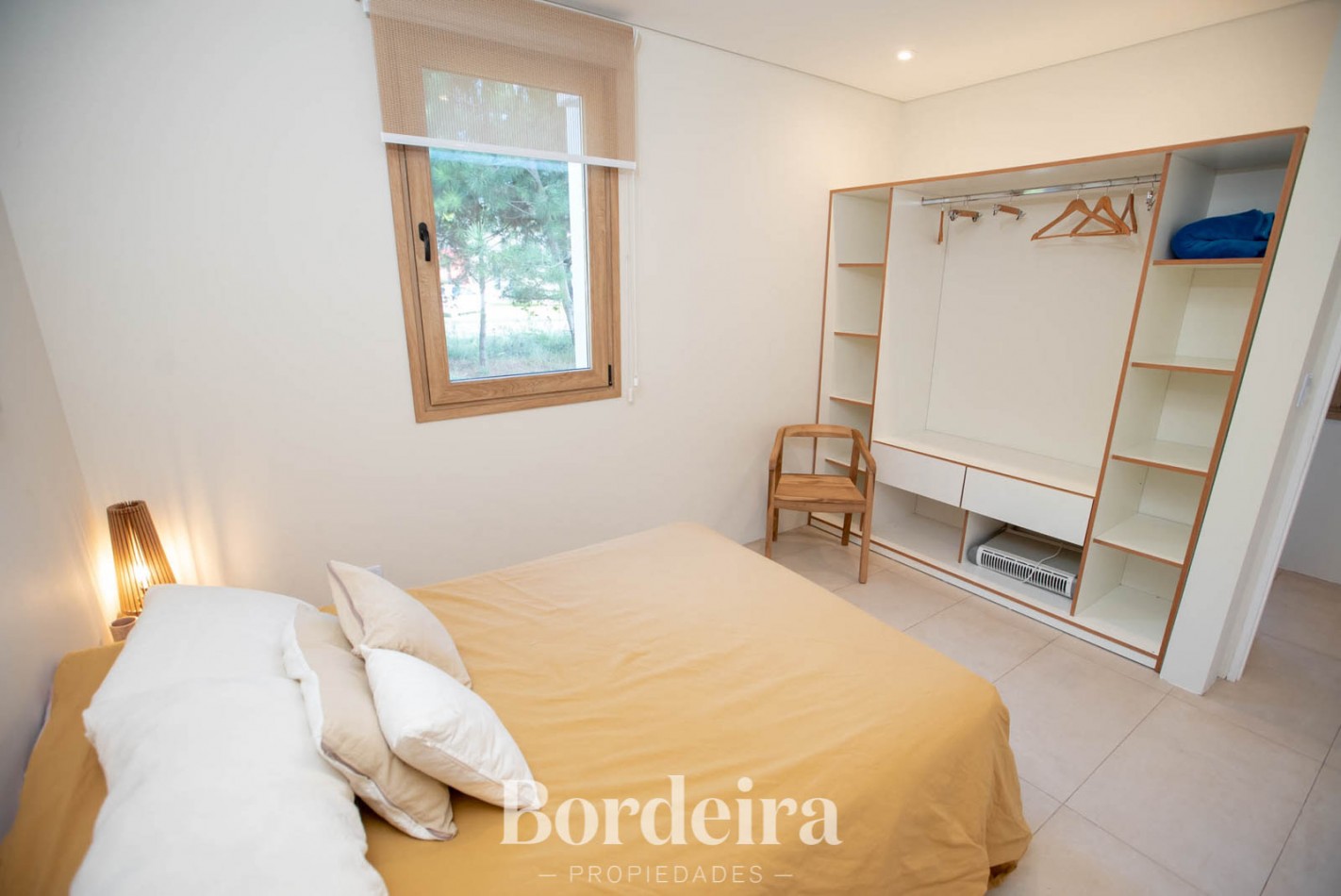 CASA EN VENTA EN PINAMAR ALAMOS - 4 AMBIENTES CON JARDIN, DECK Y EXCELENTE EQUIPAMIENTO