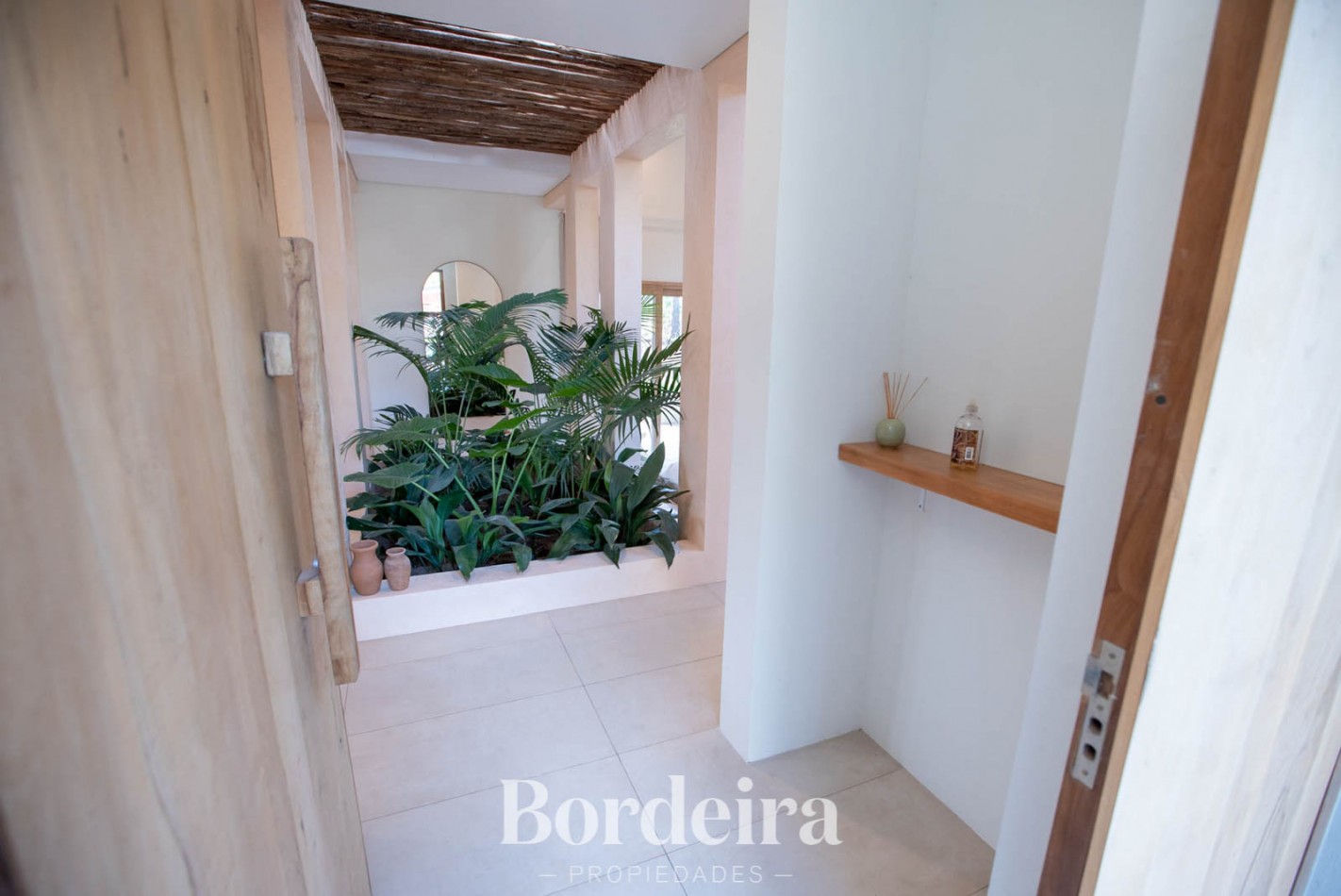 CASA EN VENTA EN PINAMAR ALAMOS - 4 AMBIENTES CON JARDIN, DECK Y EXCELENTE EQUIPAMIENTO