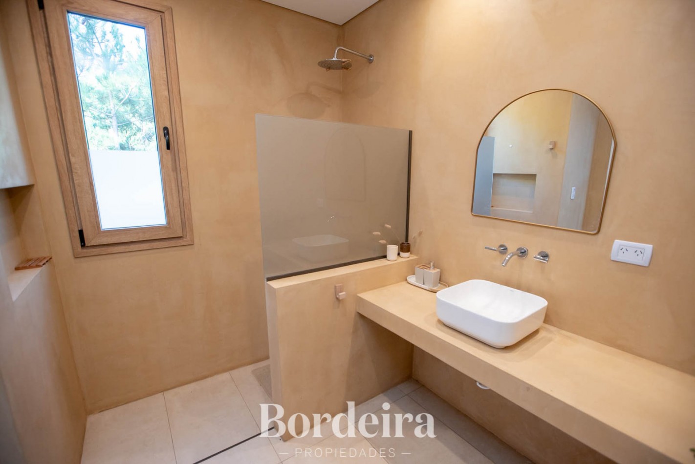 CASA EN VENTA EN PINAMAR ALAMOS - 4 AMBIENTES CON JARDIN, DECK Y EXCELENTE EQUIPAMIENTO