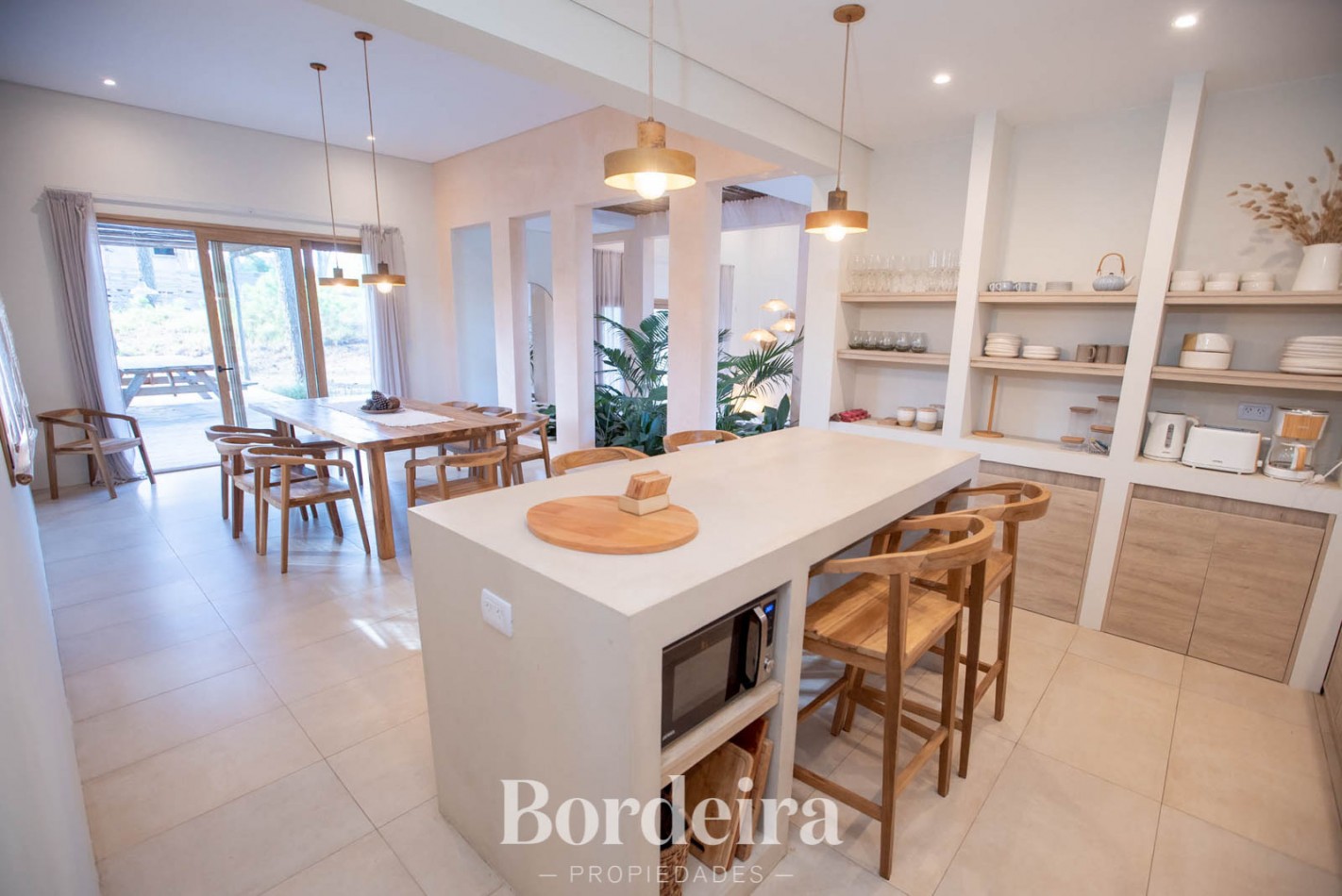 CASA EN VENTA EN PINAMAR ALAMOS - 4 AMBIENTES CON JARDIN, DECK Y EXCELENTE EQUIPAMIENTO