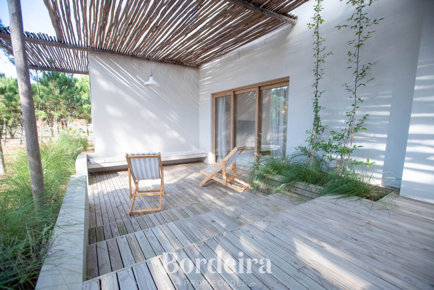 CASA EN VENTA EN PINAMAR ALAMOS - 4 AMBIENTES CON JARDIN, DECK Y EXCELENTE EQUIPAMIENTO