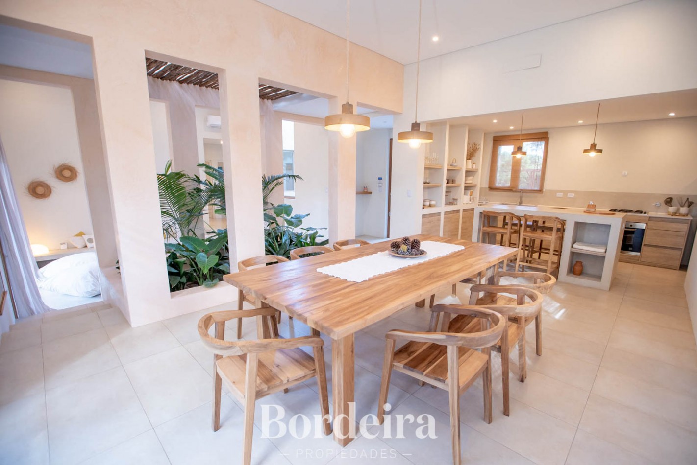 CASA EN VENTA EN PINAMAR ALAMOS - 4 AMBIENTES CON JARDIN, DECK Y EXCELENTE EQUIPAMIENTO