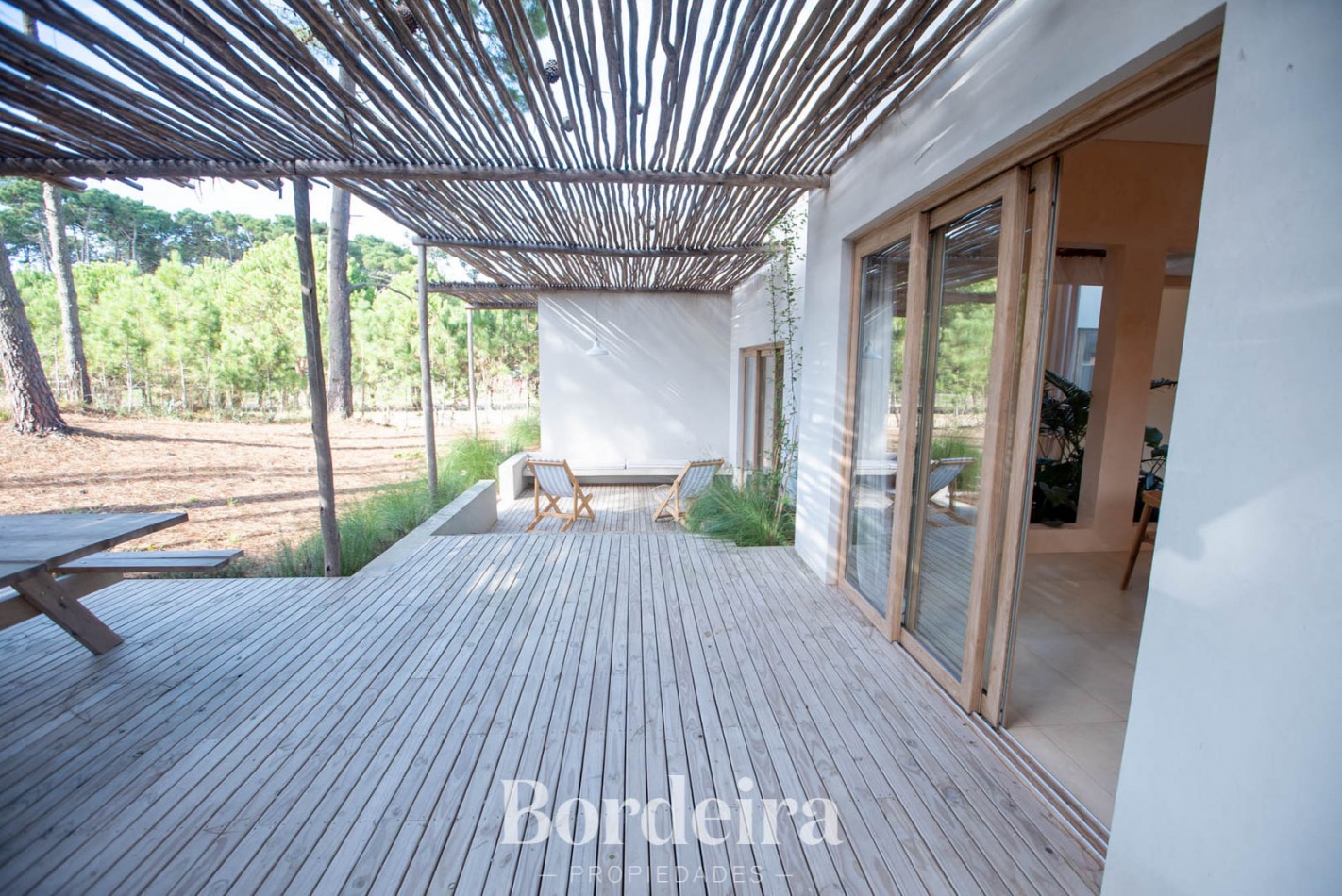 CASA EN VENTA EN PINAMAR ALAMOS - 4 AMBIENTES CON JARDIN, DECK Y EXCELENTE EQUIPAMIENTO