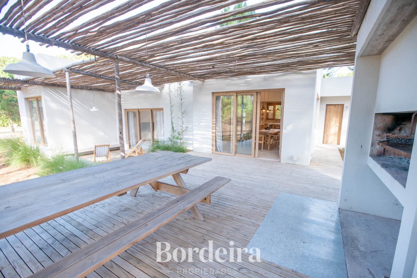 CASA EN VENTA EN PINAMAR ALAMOS - 4 AMBIENTES CON JARDIN, DECK Y EXCELENTE EQUIPAMIENTO