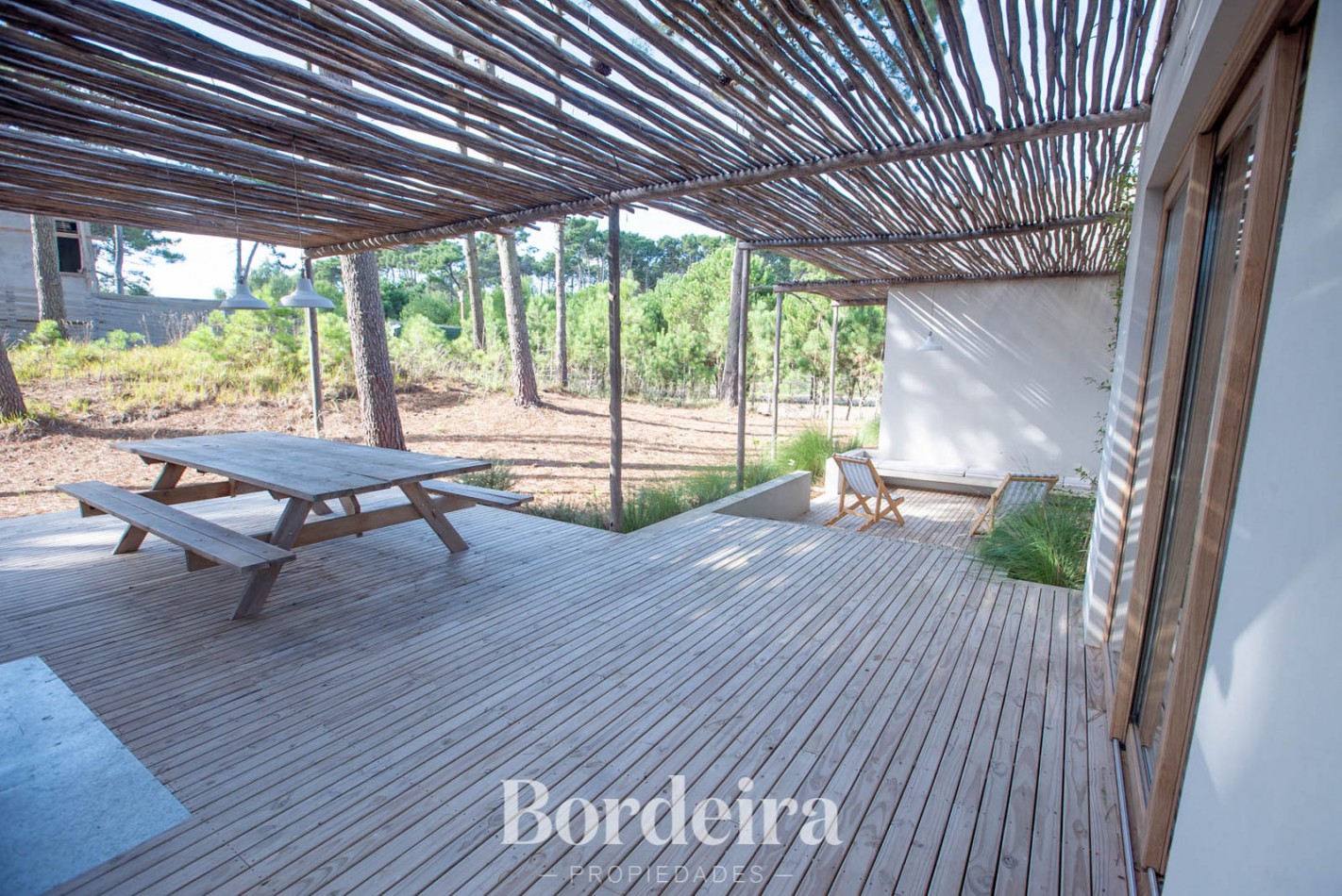 CASA EN VENTA EN PINAMAR ALAMOS - 4 AMBIENTES CON JARDIN, DECK Y EXCELENTE EQUIPAMIENTO