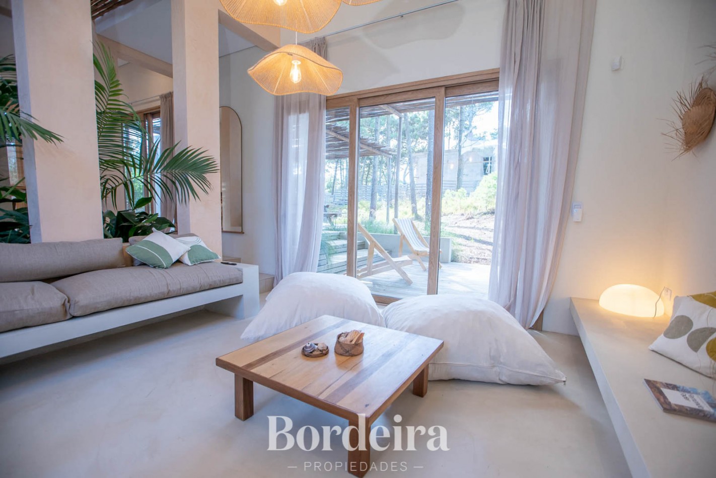 CASA EN VENTA EN PINAMAR ALAMOS - 4 AMBIENTES CON JARDIN, DECK Y EXCELENTE EQUIPAMIENTO