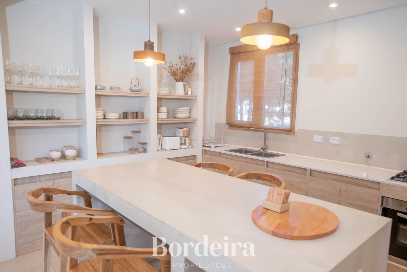 CASA EN VENTA EN PINAMAR ALAMOS - 4 AMBIENTES CON JARDIN, DECK Y EXCELENTE EQUIPAMIENTO