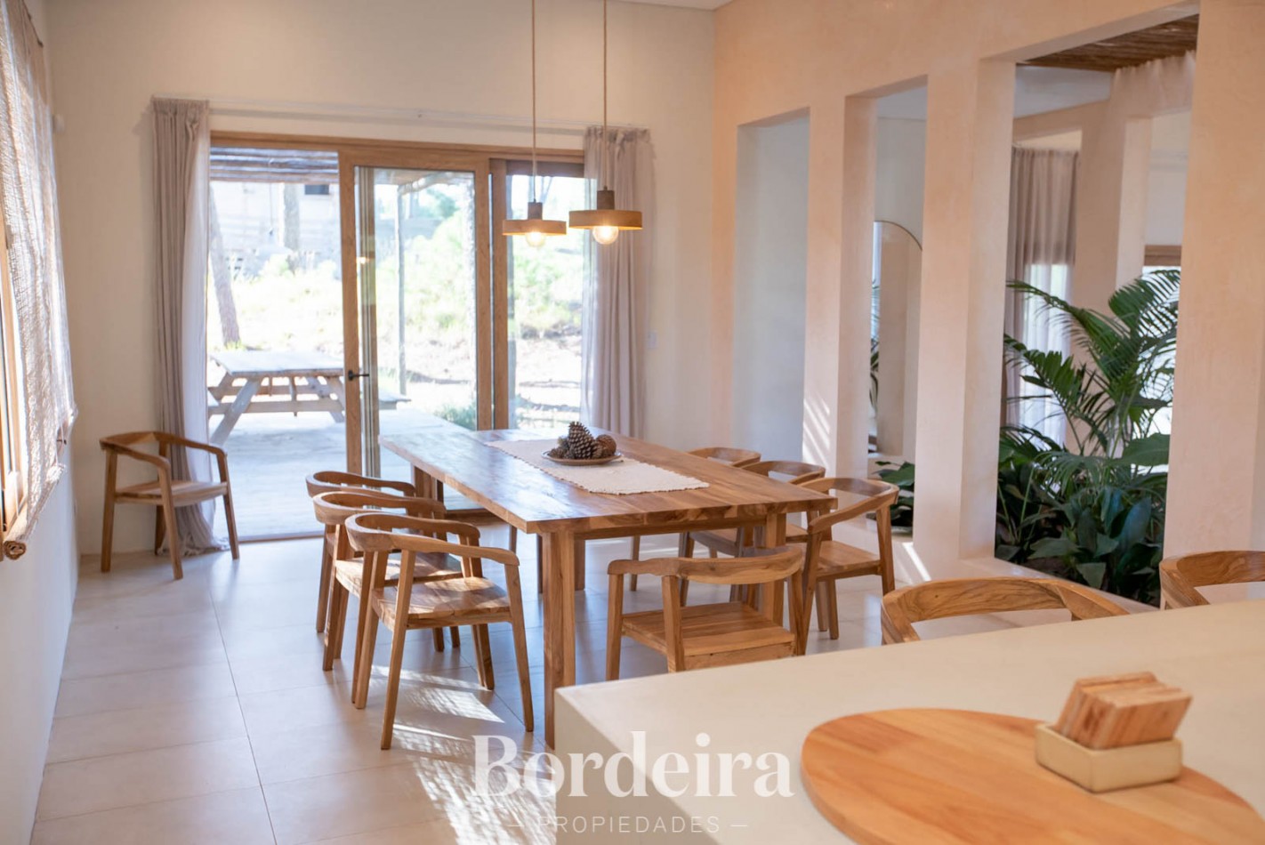 CASA EN VENTA EN PINAMAR ALAMOS - 4 AMBIENTES CON JARDIN, DECK Y EXCELENTE EQUIPAMIENTO