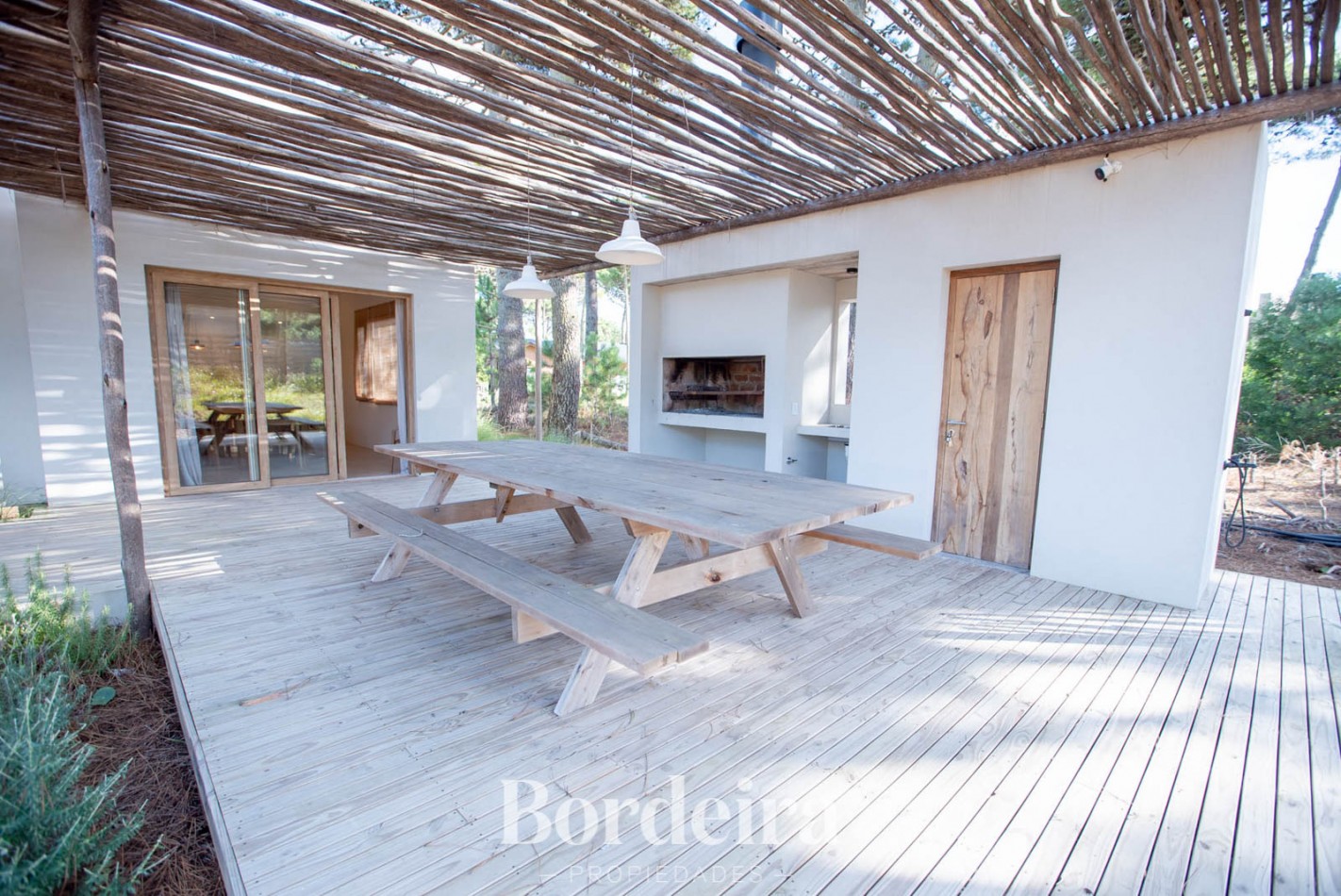 CASA EN VENTA EN PINAMAR ALAMOS - 4 AMBIENTES CON JARDIN, DECK Y EXCELENTE EQUIPAMIENTO