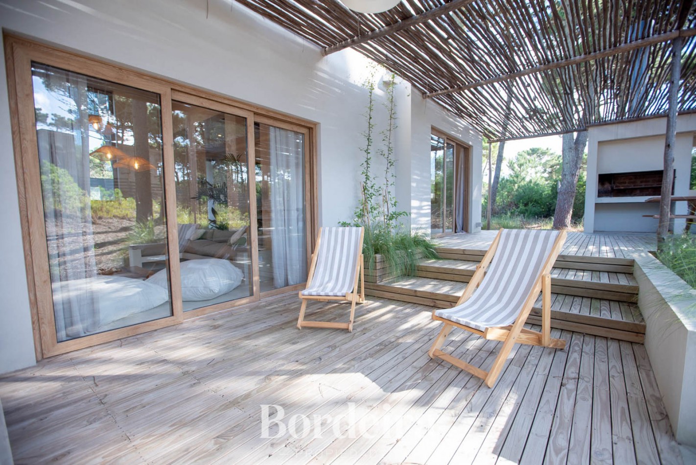 CASA EN VENTA EN PINAMAR ALAMOS - 4 AMBIENTES CON JARDIN, DECK Y EXCELENTE EQUIPAMIENTO