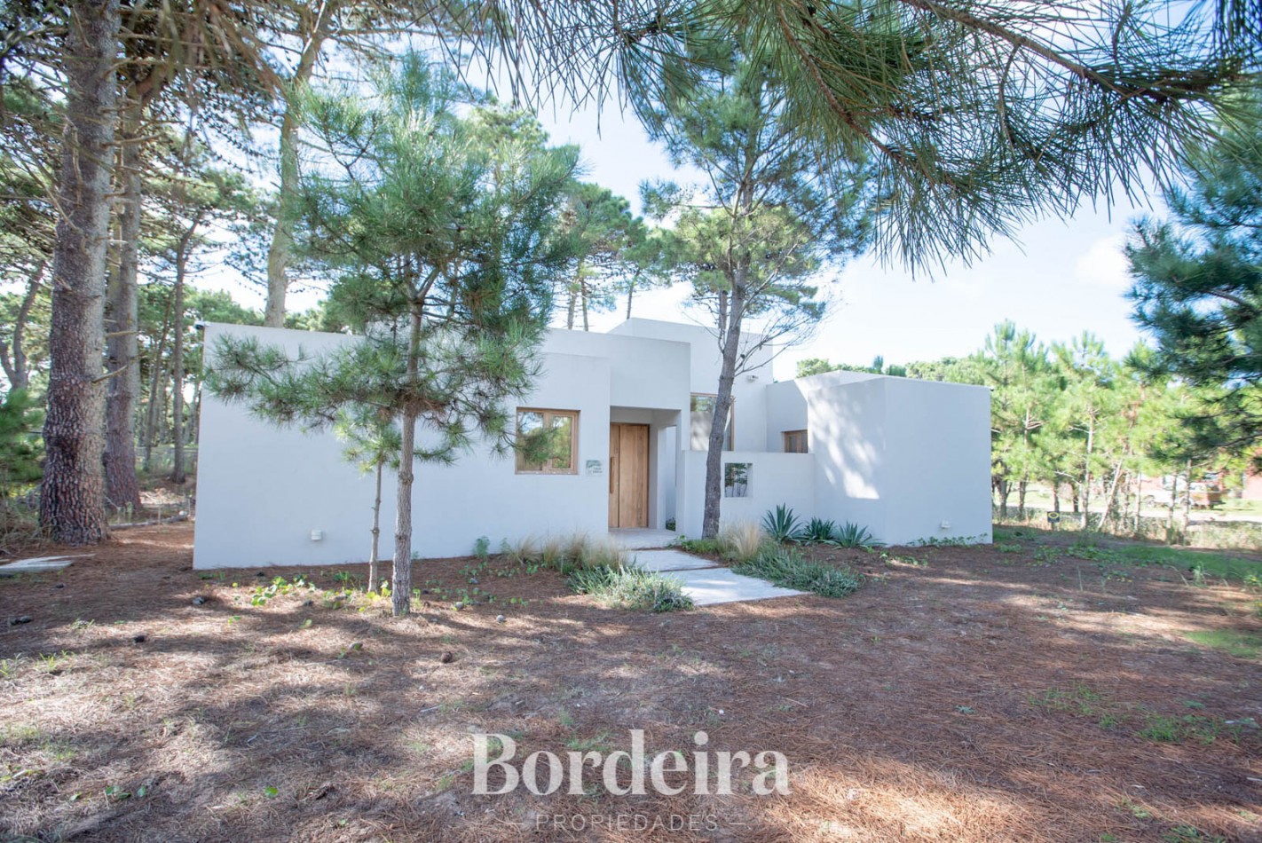 CASA EN VENTA EN PINAMAR ALAMOS - 4 AMBIENTES CON JARDIN, DECK Y EXCELENTE EQUIPAMIENTO