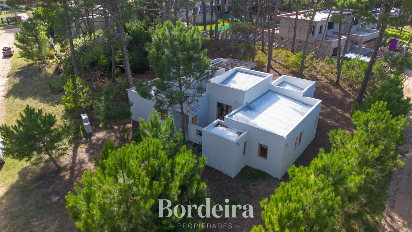 CASA EN VENTA EN PINAMAR ALAMOS - 4 AMBIENTES CON JARDIN, DECK Y EXCELENTE EQUIPAMIENTO