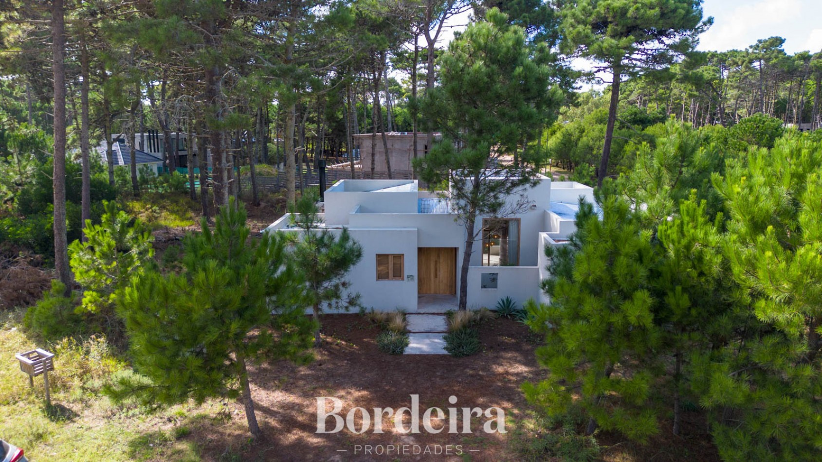 CASA EN VENTA EN PINAMAR ALAMOS - 4 AMBIENTES CON JARDIN, DECK Y EXCELENTE EQUIPAMIENTO