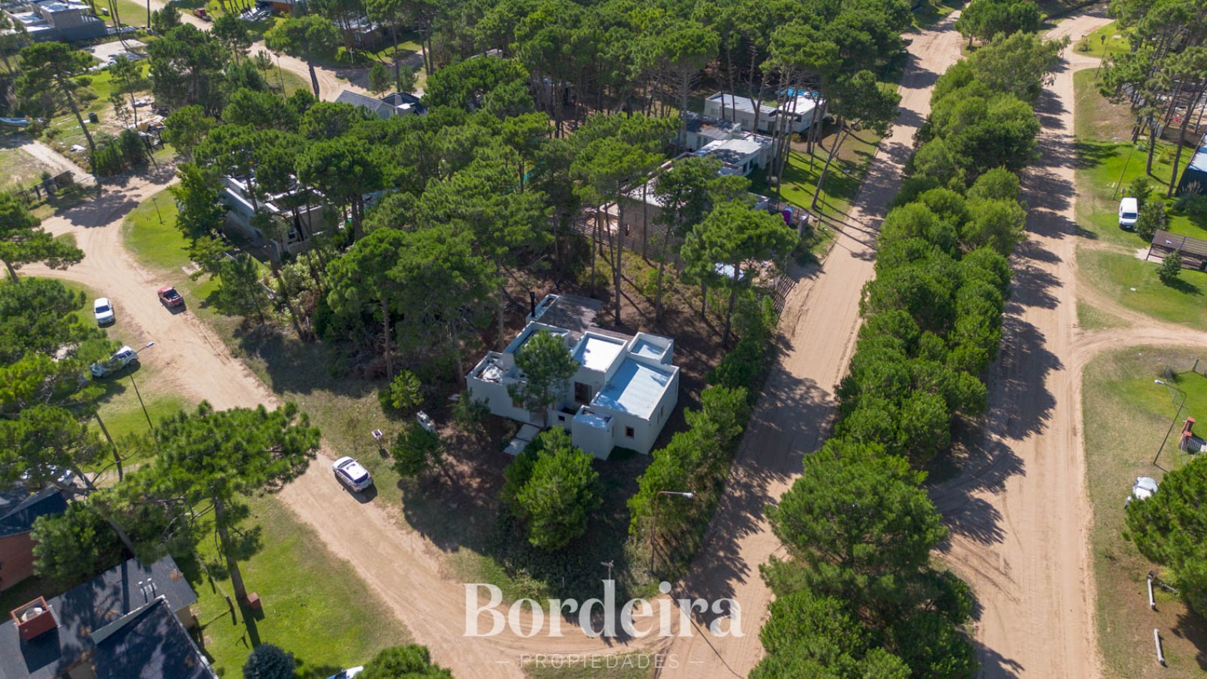 CASA EN VENTA EN PINAMAR ALAMOS - 4 AMBIENTES CON JARDIN, DECK Y EXCELENTE EQUIPAMIENTO