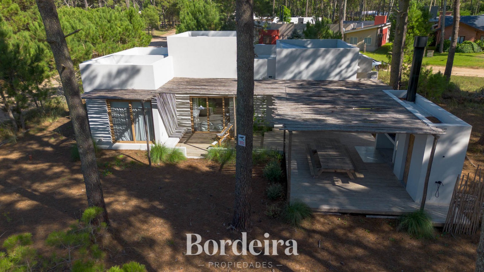 CASA EN VENTA EN PINAMAR ALAMOS - 4 AMBIENTES CON JARDIN, DECK Y EXCELENTE EQUIPAMIENTO