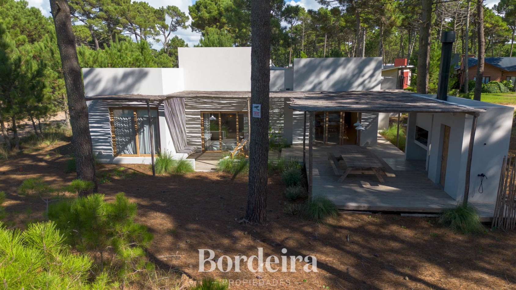 CASA EN VENTA EN PINAMAR ALAMOS - 4 AMBIENTES CON JARDIN, DECK Y EXCELENTE EQUIPAMIENTO