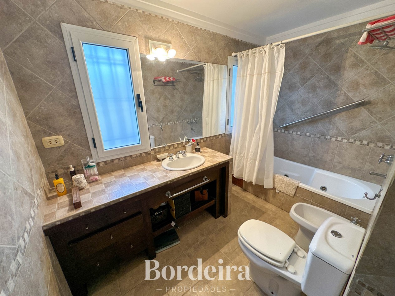 CASA EN VENTA EN PINAMAR NORTE - 5 AMBIENTES CON JARDIN, PLAYROOM Y SUITES