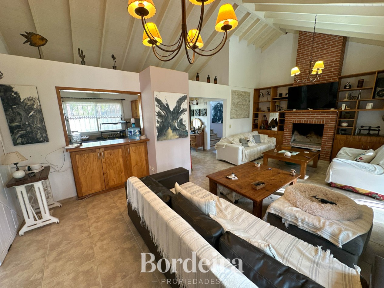 CASA EN VENTA EN PINAMAR NORTE - 5 AMBIENTES CON JARDIN, PLAYROOM Y SUITES