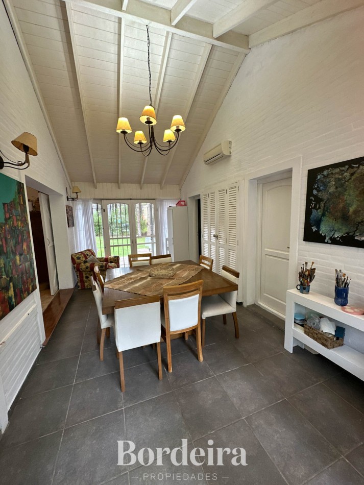 CASA EN VENTA EN PINAMAR NORTE - 5 AMBIENTES CON JARDIN, PLAYROOM Y SUITES