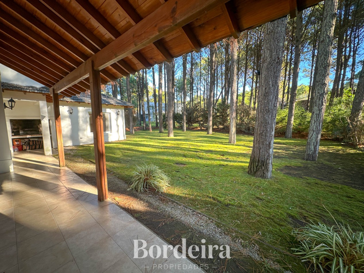 CASA EN VENTA EN PINAMAR NORTE - 3 AMBIENTES CON JARDIN, IDEAL VIVIENDA PERMANENTE