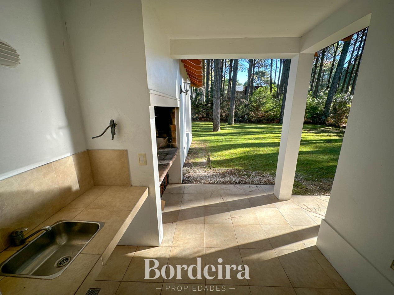 CASA EN VENTA EN PINAMAR NORTE - 3 AMBIENTES CON JARDIN, IDEAL VIVIENDA PERMANENTE