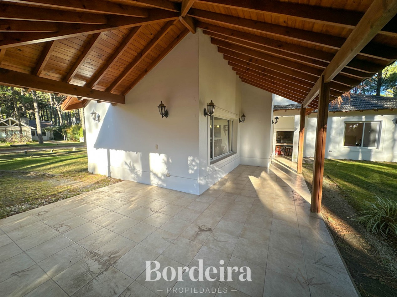 CASA EN VENTA EN PINAMAR NORTE - 3 AMBIENTES CON JARDIN, IDEAL VIVIENDA PERMANENTE