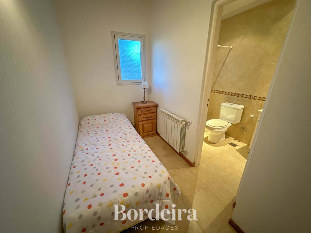 CASA EN VENTA EN PINAMAR NORTE - 3 AMBIENTES CON JARDIN, IDEAL VIVIENDA PERMANENTE