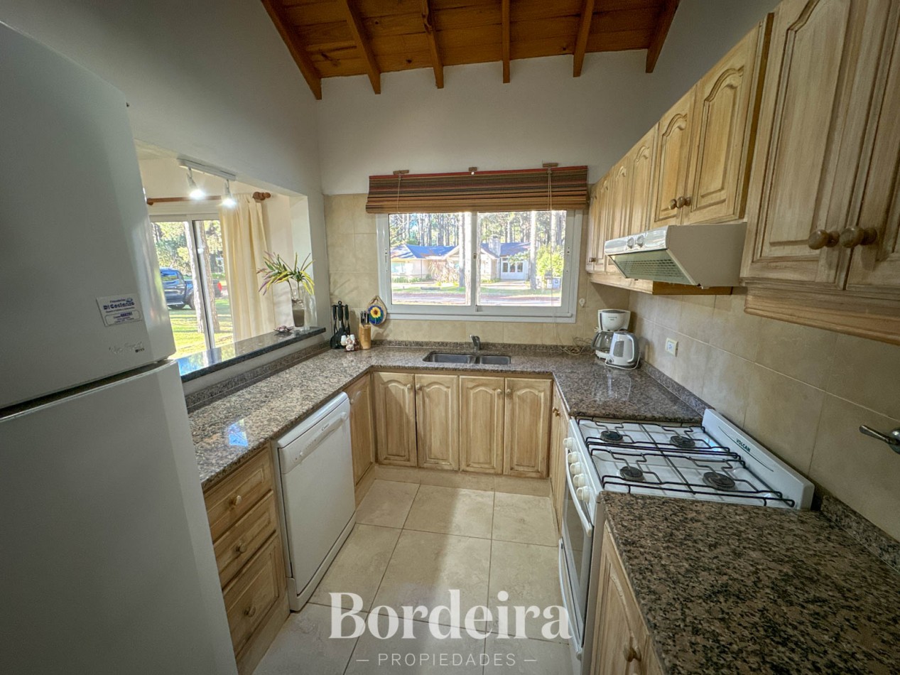 CASA EN VENTA EN PINAMAR NORTE - 3 AMBIENTES CON JARDIN, IDEAL VIVIENDA PERMANENTE