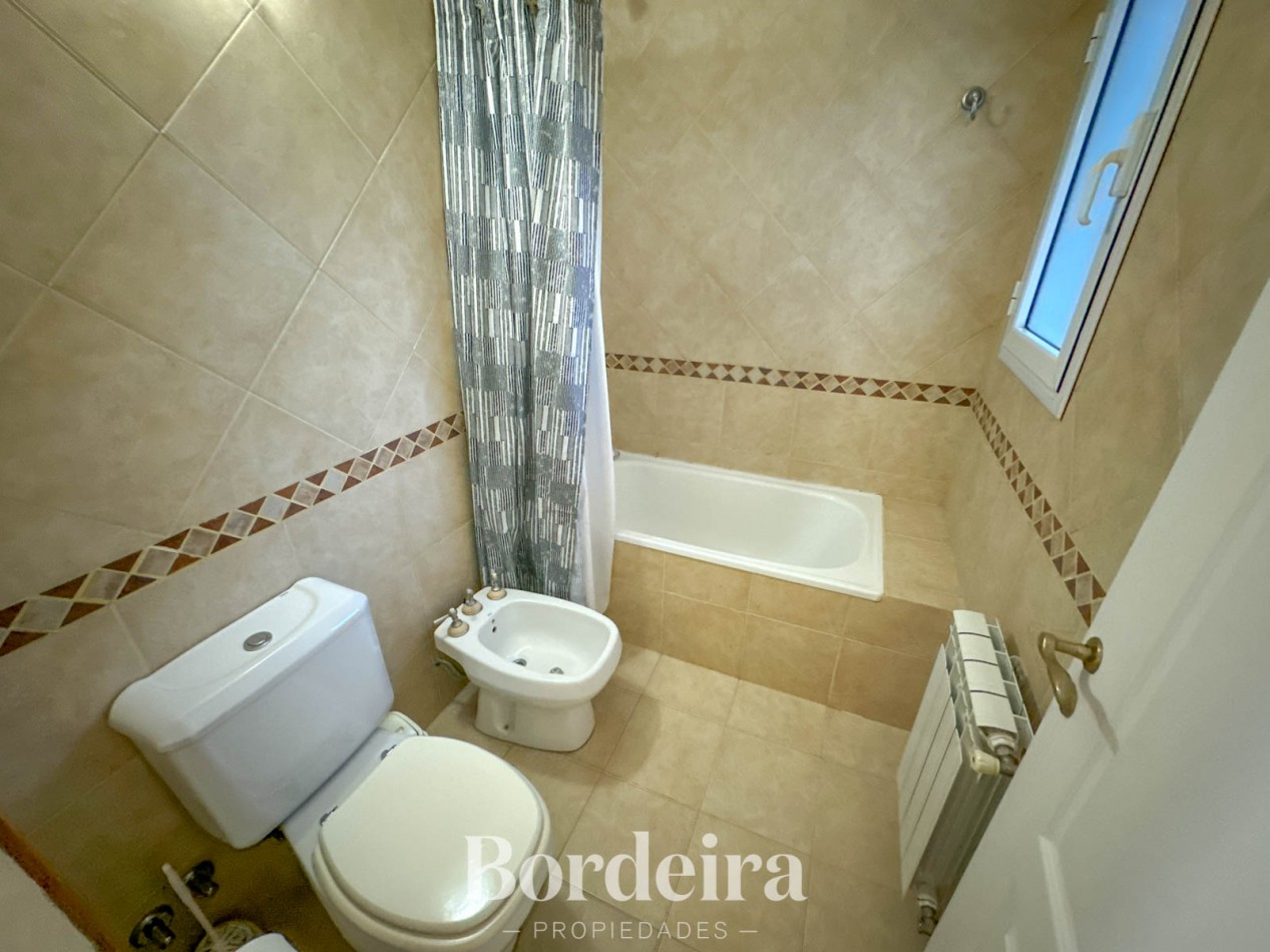 CASA EN VENTA EN PINAMAR NORTE - 3 AMBIENTES CON JARDIN, IDEAL VIVIENDA PERMANENTE