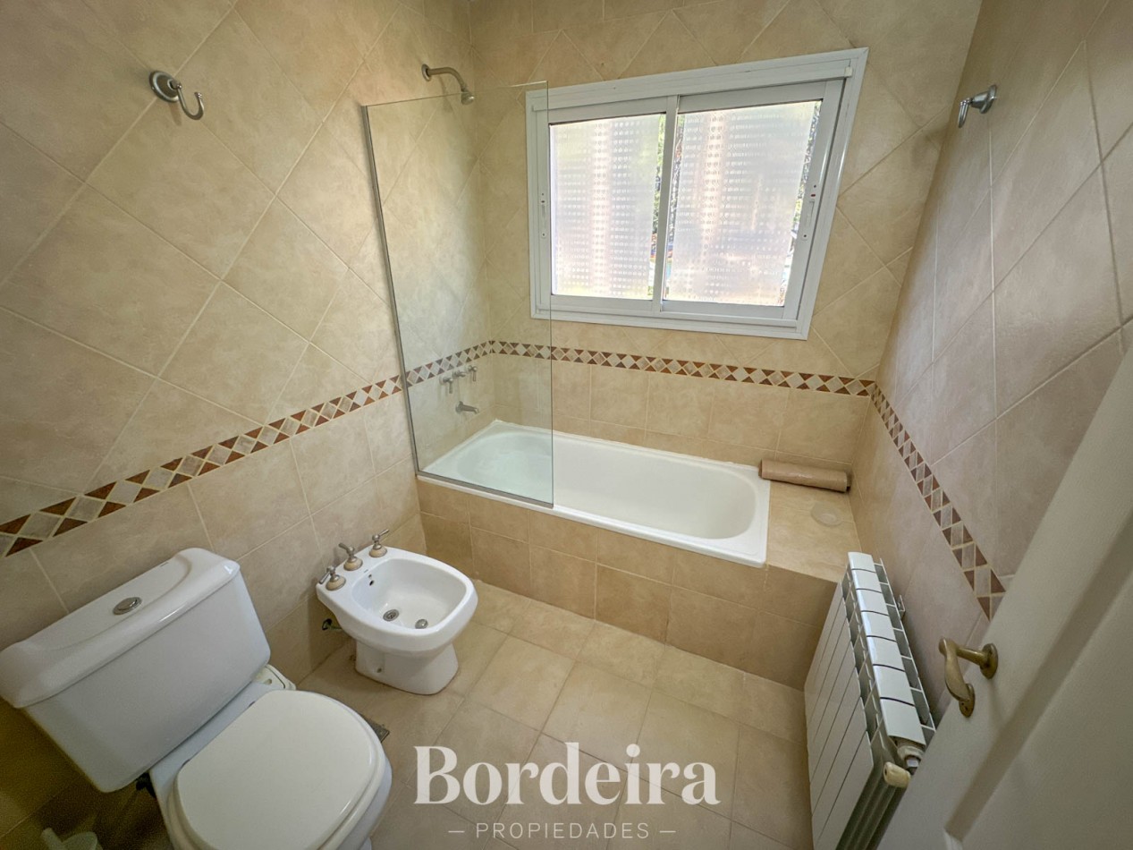 CASA EN VENTA EN PINAMAR NORTE - 3 AMBIENTES CON JARDIN, IDEAL VIVIENDA PERMANENTE