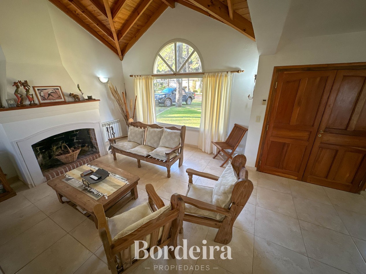 CASA EN VENTA EN PINAMAR NORTE - 3 AMBIENTES CON JARDIN, IDEAL VIVIENDA PERMANENTE