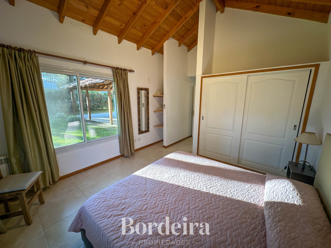 CASA EN VENTA EN PINAMAR NORTE - 3 AMBIENTES CON JARDIN, IDEAL VIVIENDA PERMANENTE