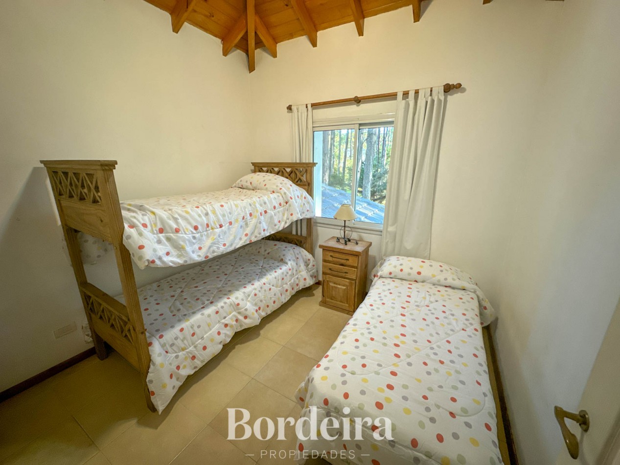 CASA EN VENTA EN PINAMAR NORTE - 3 AMBIENTES CON JARDIN, IDEAL VIVIENDA PERMANENTE