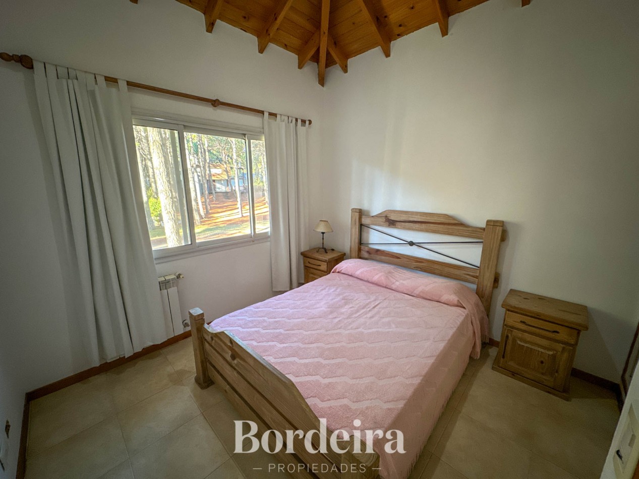 CASA EN VENTA EN PINAMAR NORTE - 3 AMBIENTES CON JARDIN, IDEAL VIVIENDA PERMANENTE