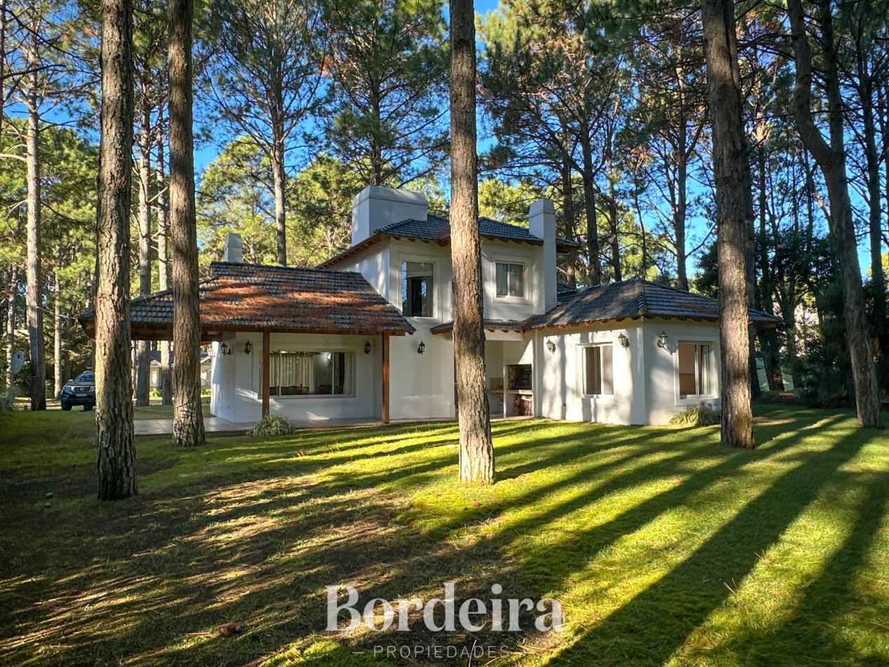 CASA EN VENTA EN PINAMAR NORTE - 3 AMBIENTES CON JARDIN, IDEAL VIVIENDA PERMANENTE