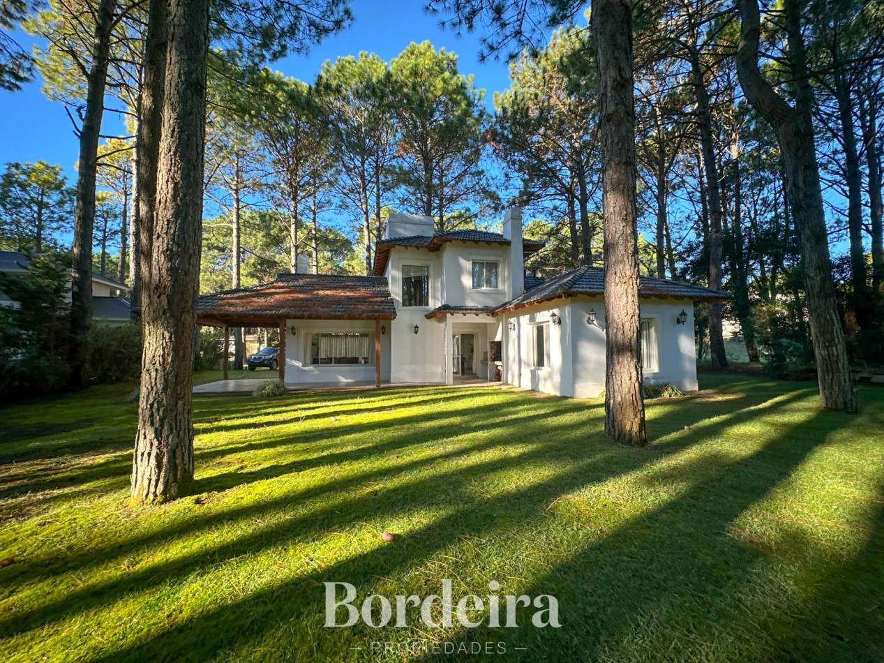 CASA EN VENTA EN PINAMAR NORTE - 3 AMBIENTES CON JARDIN, IDEAL VIVIENDA PERMANENTE