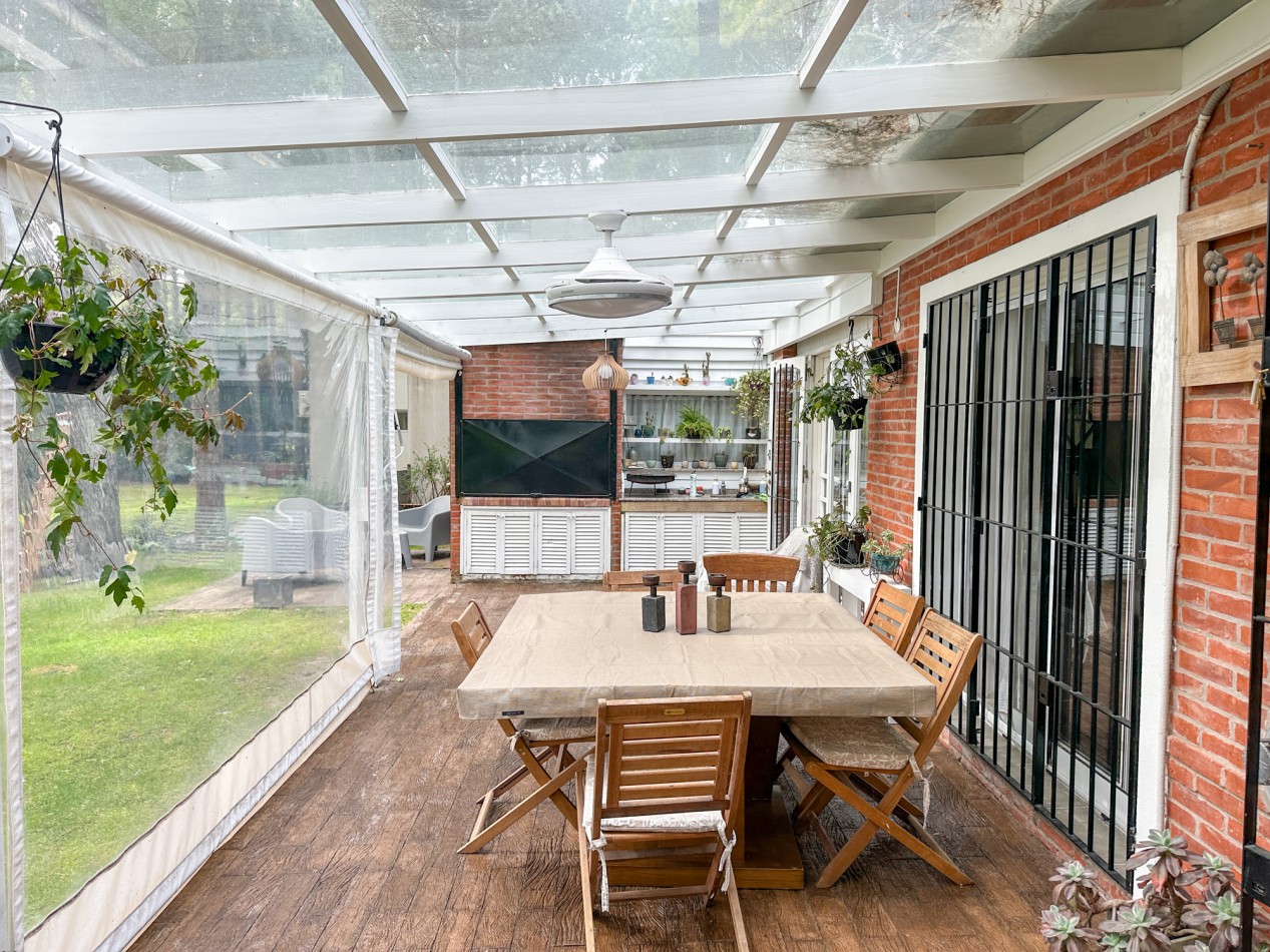 CASA EN VENTA EN PINAMAR NORTE - 5 AMBIENTES CON JARDIN, PLAYROOM Y SUITES