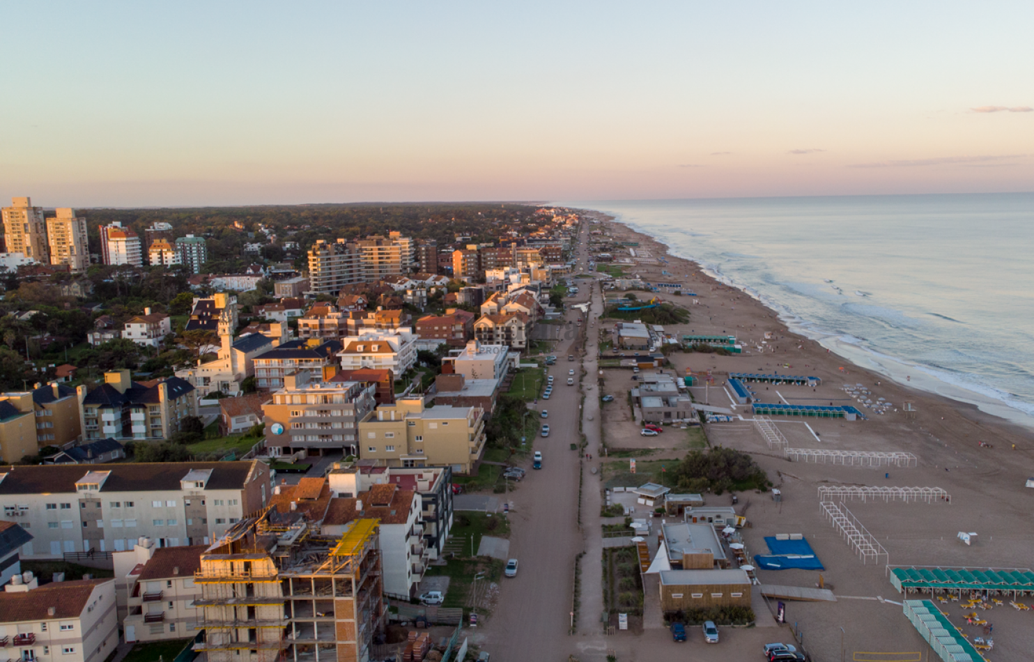 LOTE EN VENTA EN PINAMAR - HESPERIDES, 973 M² EN ZONA RESIDENCIAL CONSOLIDADA